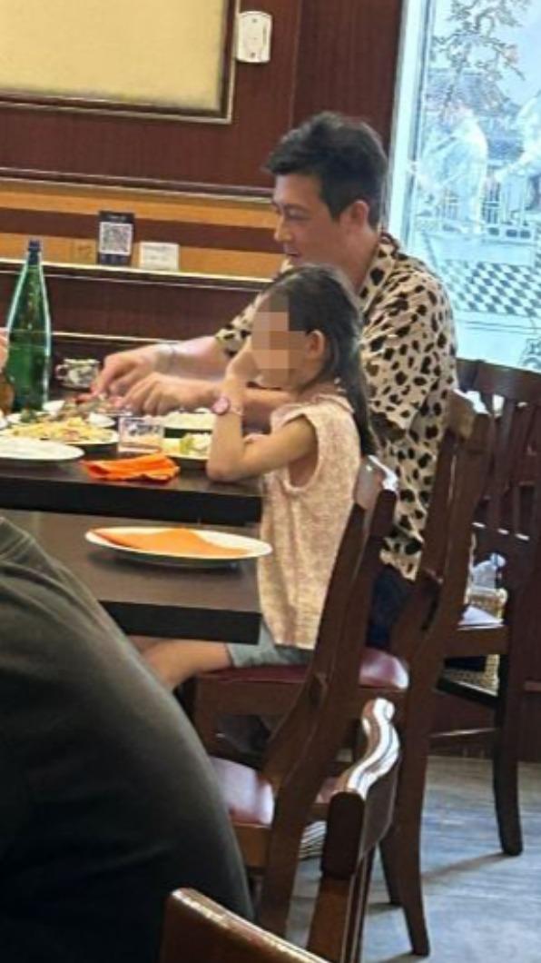 陳冠希正在要為女兒盛菜。（圖／翻攝自微博）