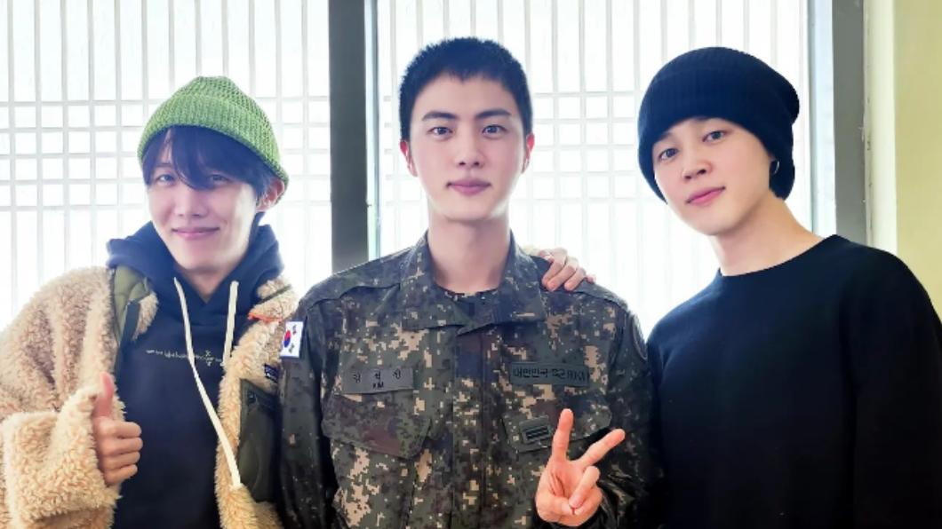 BTS成員Jin（中間）去年12月入伍。（圖／翻攝自Jin IG）