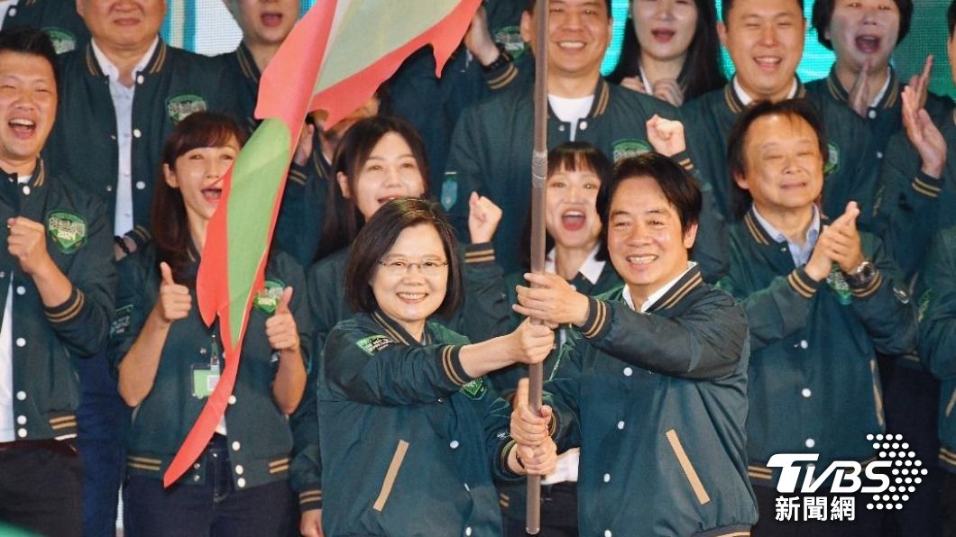 蔡英文在全代會授旗給賴清德。(圖/TVBS資料畫面)