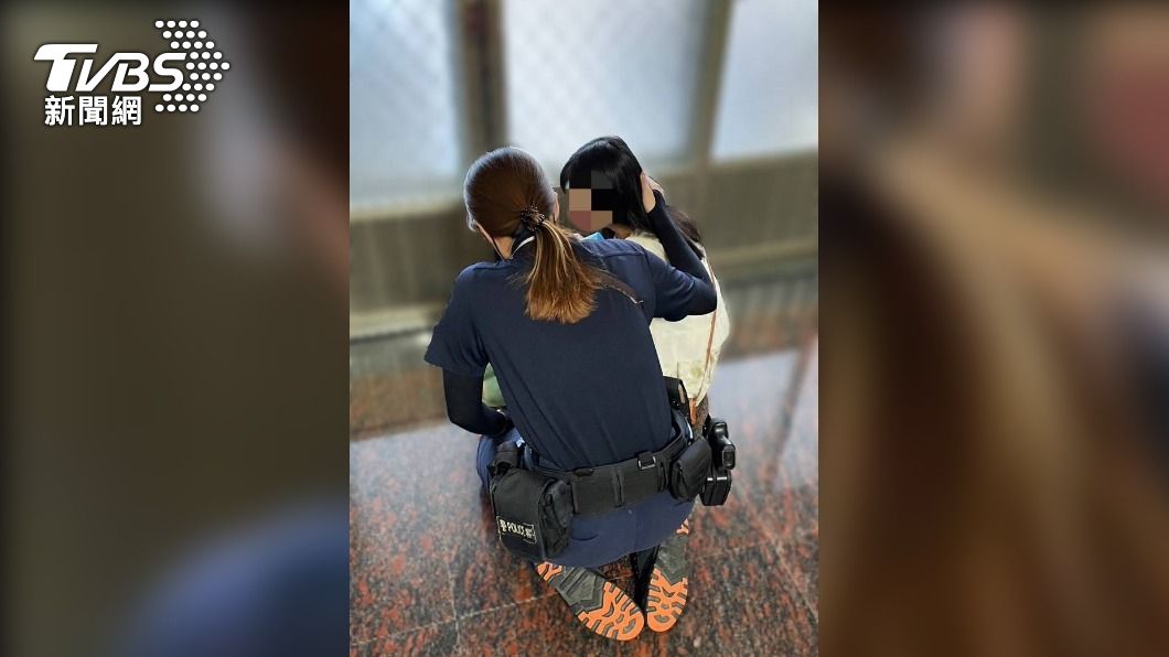 最美警察! 19歲妙齡女失戀痛哭 女警姊姊跪坐1小時安慰鼓勵