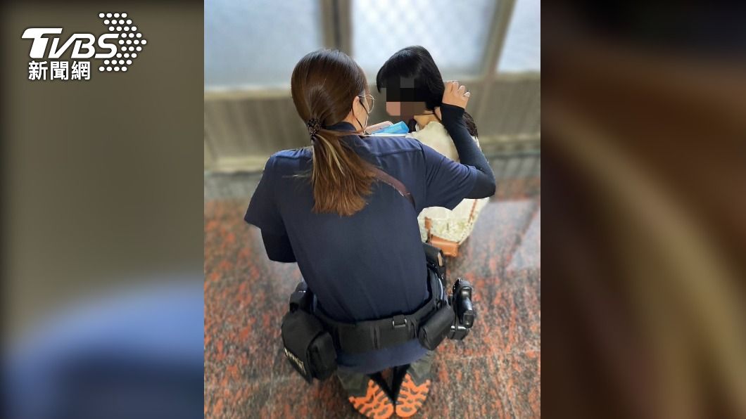 最美女警背影 女警葉若均跪坐地上1小時 安慰失戀女子