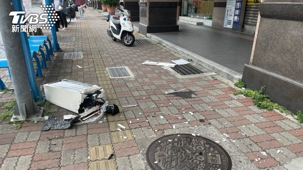 「行人地獄」難度升級!冷氣掉落砸女大生釀悲劇 網嘆:走路好難