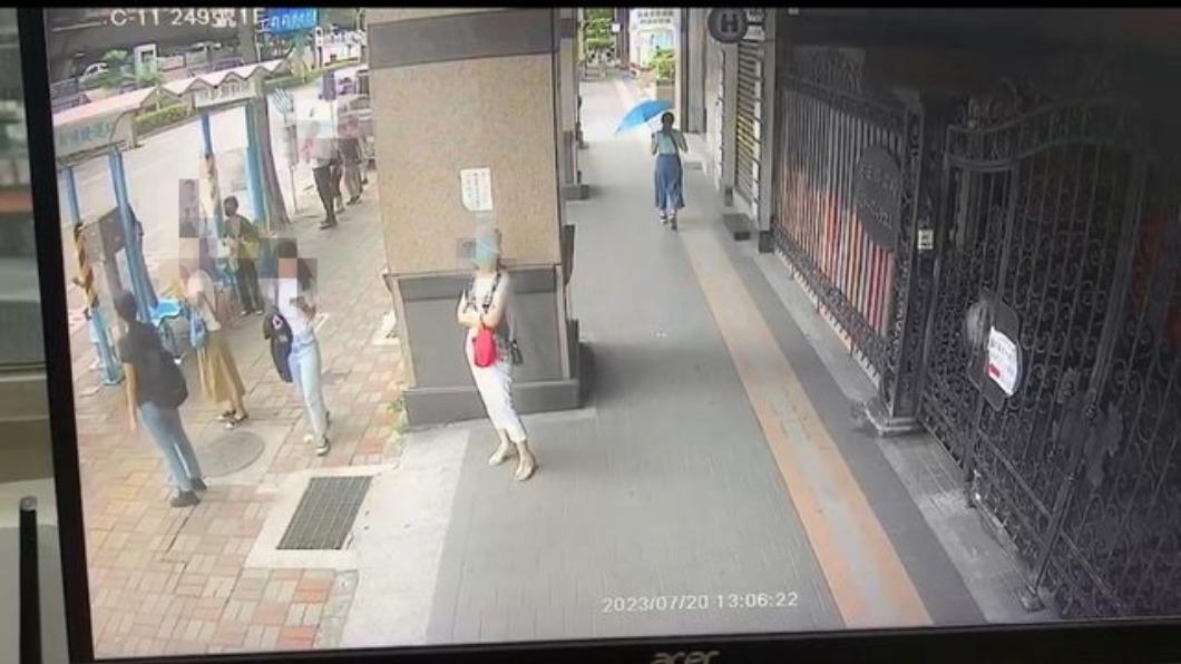 白衣黃裙女突往上看並躲開逃過死神,深藍衣為遭砸中的女大生。(圖/翻攝自爆廢公社二館臉書)