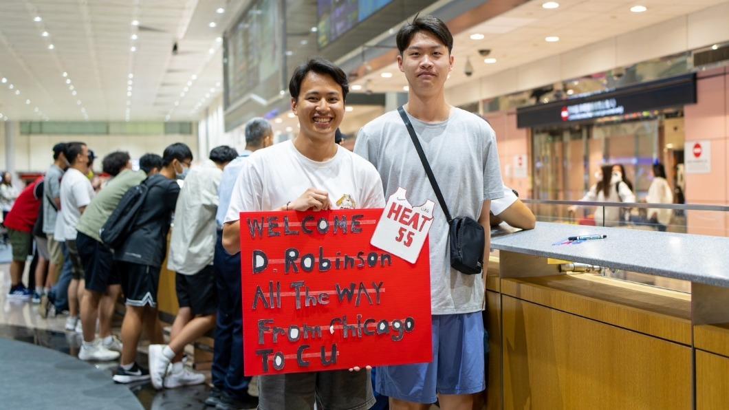 球迷凌晨四點在桃機守候，等NBA球星阿舍哥來台。（圖／阿舍食品提供）