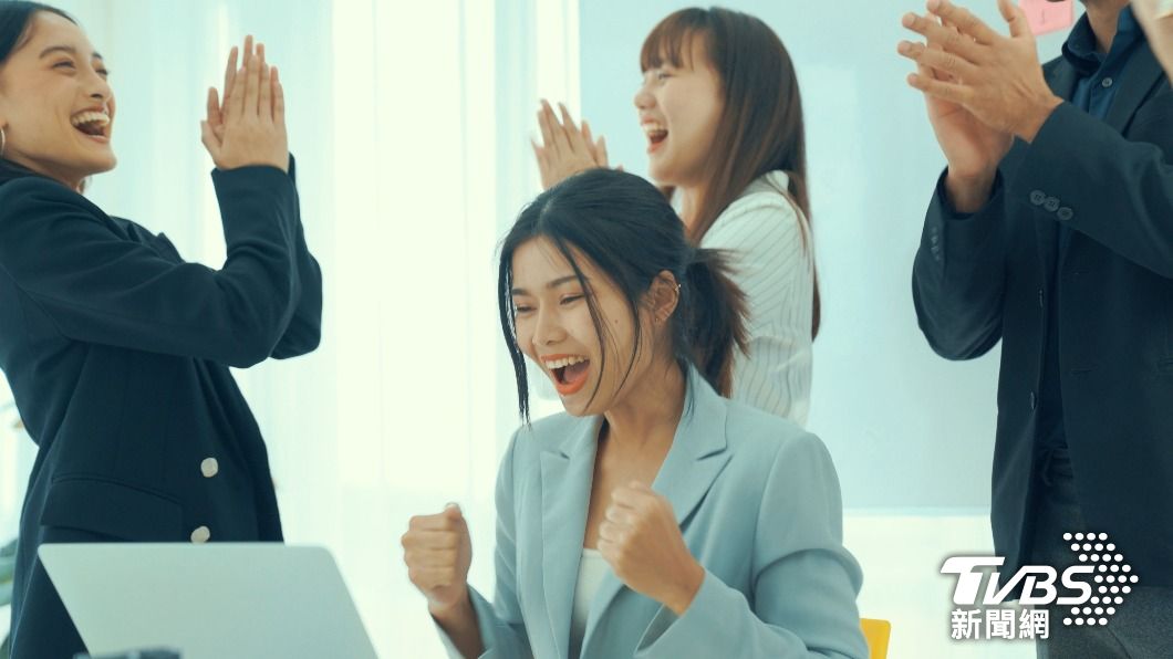 屬蛇者在團體中能獲得大家喜愛,成為焦點人物。(示意圖/shutterstock達志影像)