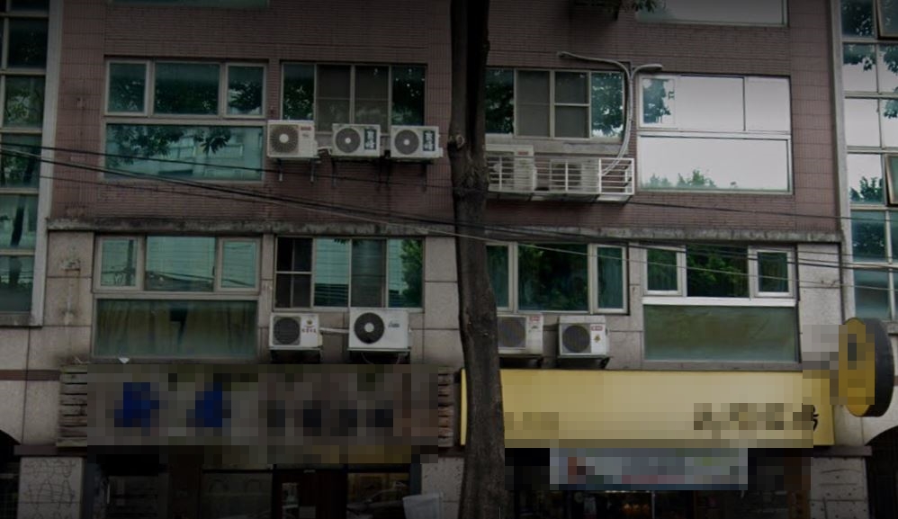 大樓外一排「室外冷氣機」,讓不少民眾直喊恐怖。(圖/翻攝自Google Map)