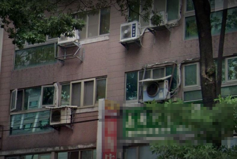 冷氣高掛牆上。(圖/翻攝自Google Map)