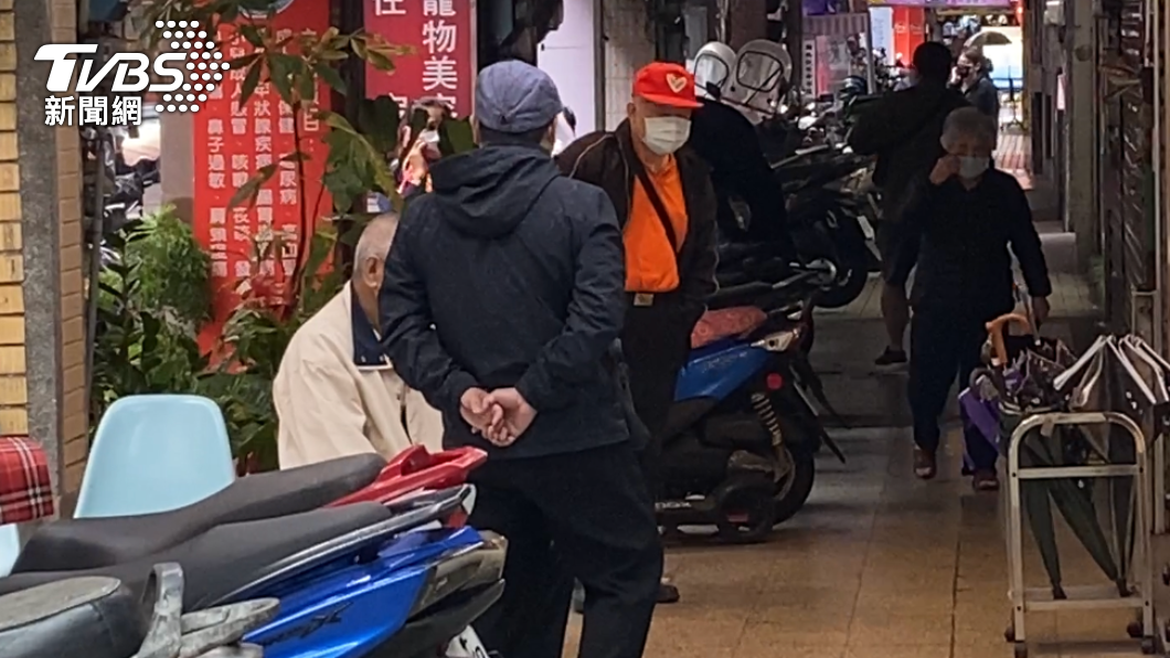 騎樓停滿了機車,雖然對機車族來說是好事,但是嚴重影響到通行族的權益。(圖/TVBS)