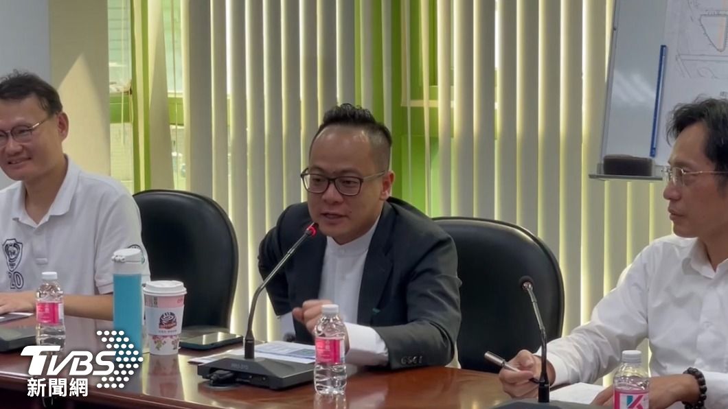 議長童子瑋說:市府正在推動友善行人,車輛要禮讓行人,反觀開放騎樓停車,就是「人要讓車」,兩者互相衝突。(圖/TVBS)