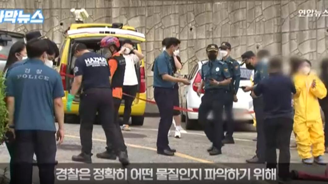 警消人員立刻將3名職員送醫、管制現場，防止任何可疑物質或氣體擴散。（圖／翻攝韓聯社YonhapnewsTV）