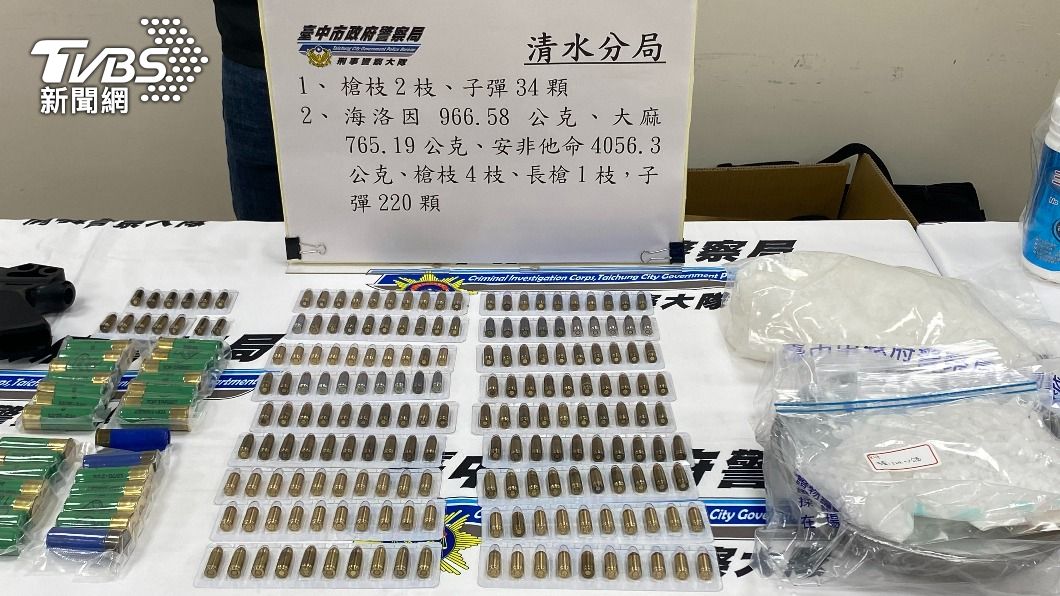 清水警方查獲多枚槍枝、子彈。（圖／陳祁　攝）