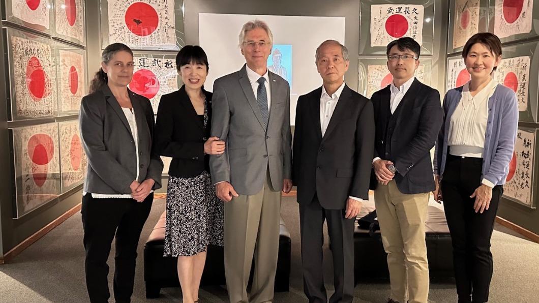 吉岡雄三今年3月赴美就任(右三),但6月在街上遭遇襲擊。(圖/翻攝自@OBONSOCIETY推特)