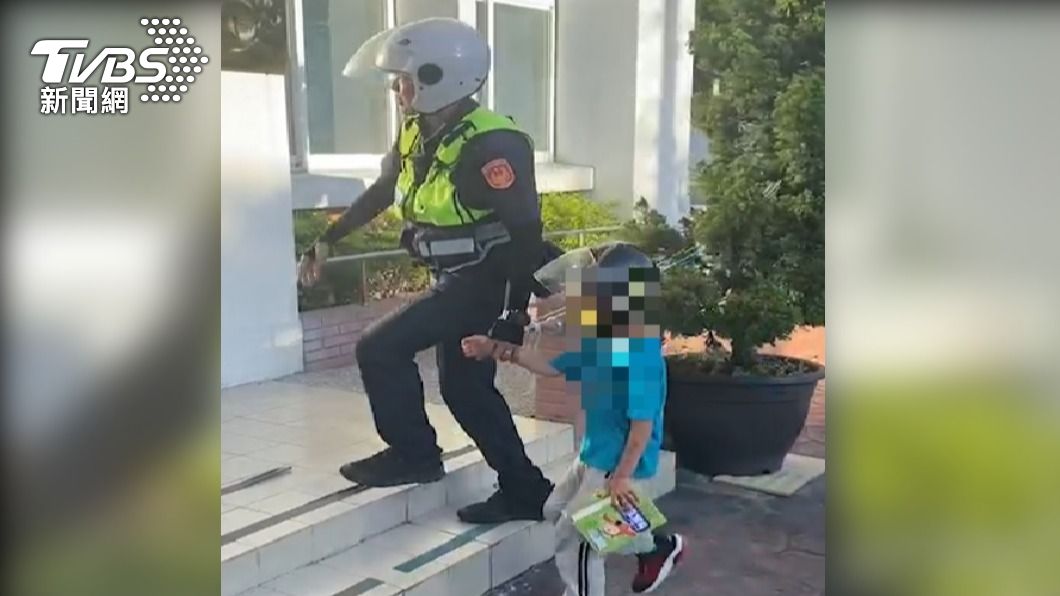 我沒做壞事!走失男童見波麗士怕怕 暖警小手牽牽帶回所