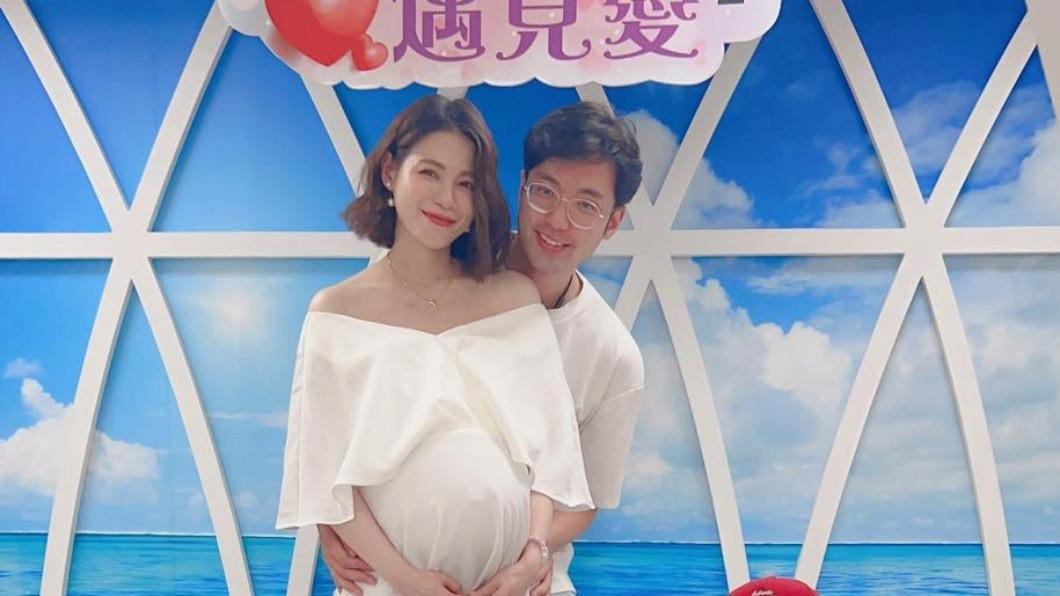 蘿莉塔正式登記結婚！挺7月孕肚現身戶政「老公甜蜜懷抱」畫面曝