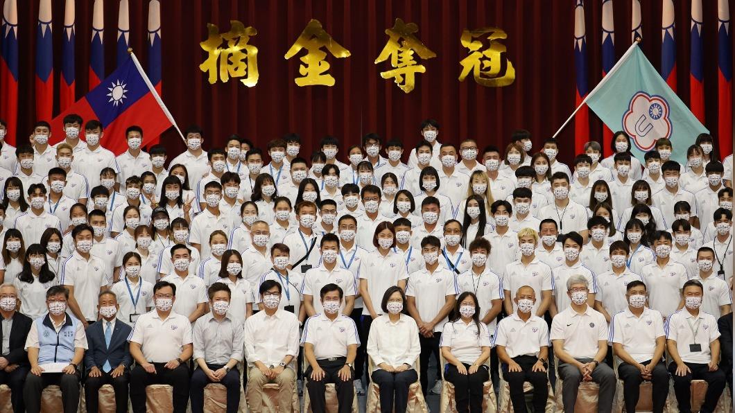 中華隊出征成都世大運 蔡英文授旗致贈加菜金