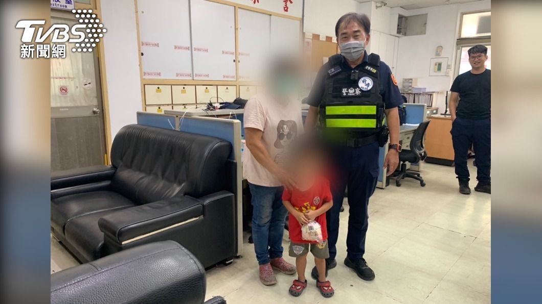 尷尬了⋯3歲男童家門口玩耍 鄰居「以為走失」急送派出所