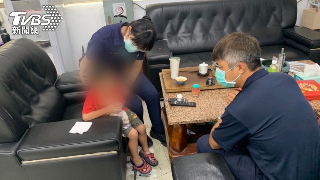 男童被鄰居誤以為是走失孩童,急送至派出所項警方求助。(圖/TVBS)
