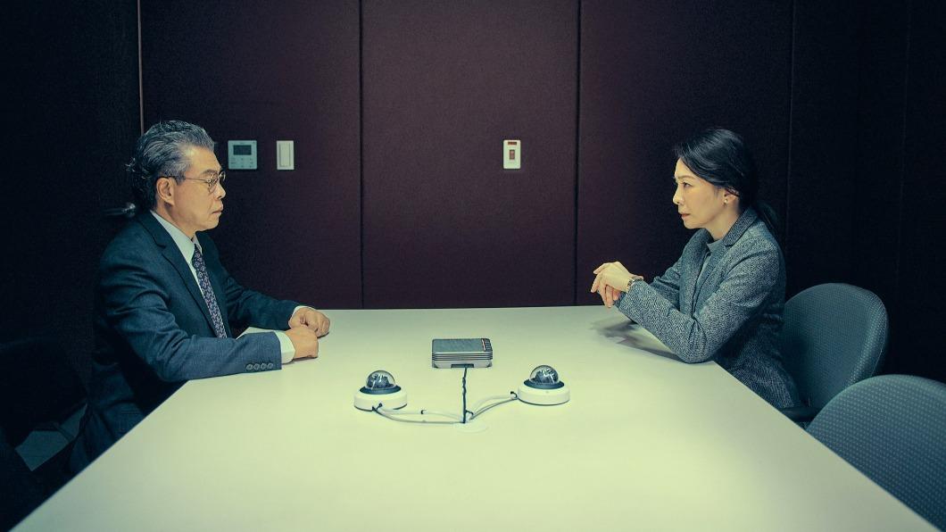 楊烈(左)和潘儀君在偵訊室上演精彩對質戲。(圖/鏡文學提供)