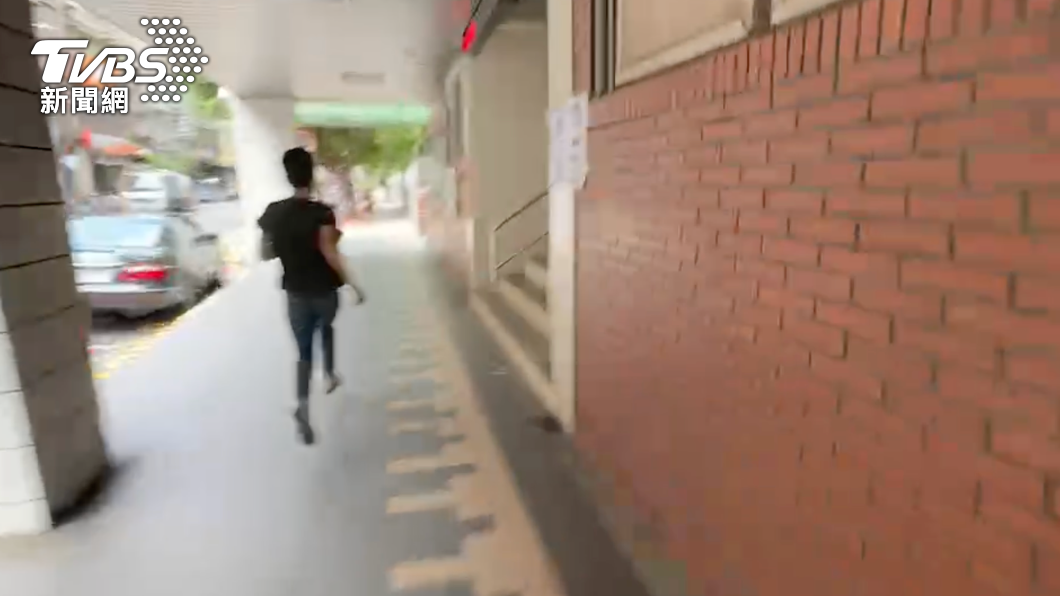 李男狂奔,面對媒體提問仍不回應。(圖/林意筑攝)