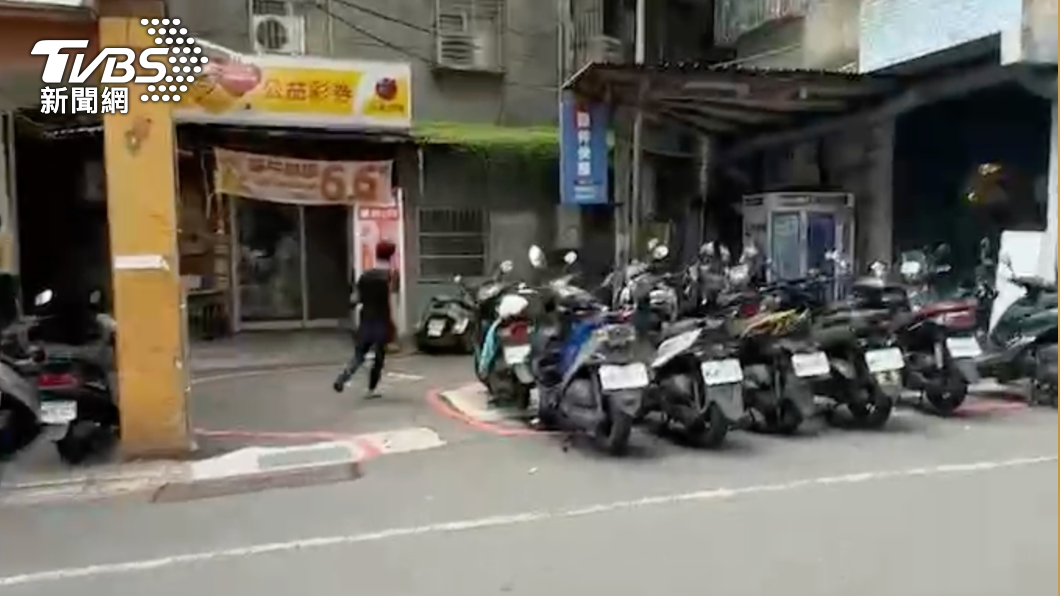 李男跑入巷弄中,面對媒體提問仍不回應。(圖/林意筑攝)
