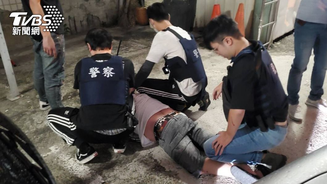 狼狽趴地！狡猾毒蟲倒車猛撞偵防車　警破窗拉出壓制
