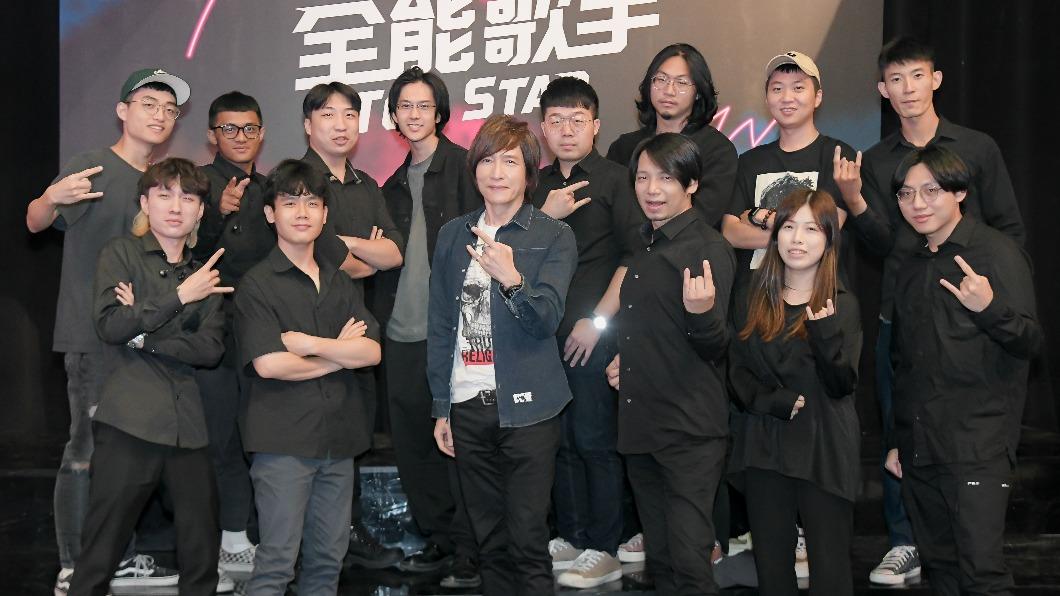 薛忠銘（前排中）過去從參與製作不少選秀節目，將把經驗注入《全能歌手》之中。（圖／城市科大流行音樂事業系提供）