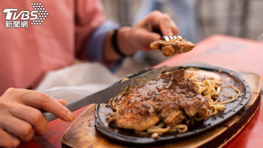 不少人到西餐廳或牛排館會點酥皮濃湯。(示意圖/shutterstock達志影像)