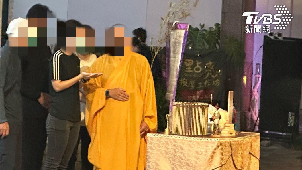 女大生的姐姐進行擲筊儀式。(圖/林意筑攝)