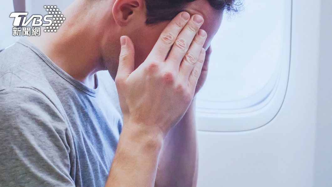 搭飛機酒當水喝!醉男尿急「座位大解放」 他求換位遭拒崩潰