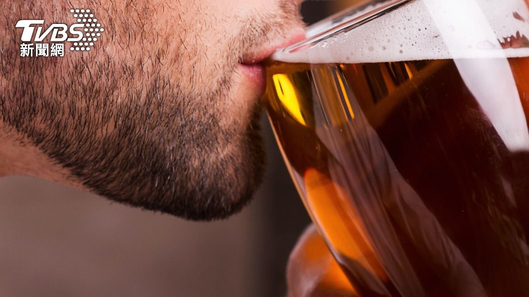 男子在飛機上瘋狂喝酒。(示意圖/Shutterstock達志影像)