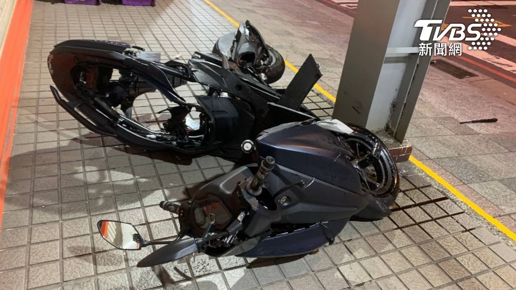 機車被撞後車殼幾乎全毀。（圖／TVBS）