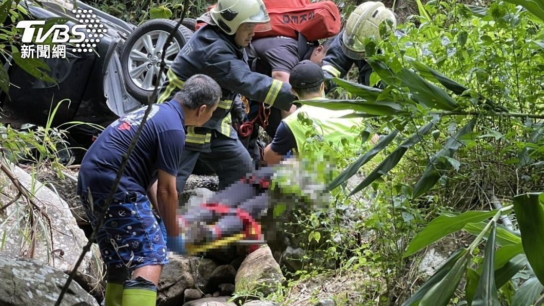 快訊/貢寮女停車時墜落20米深山谷 救出已無生命跡象