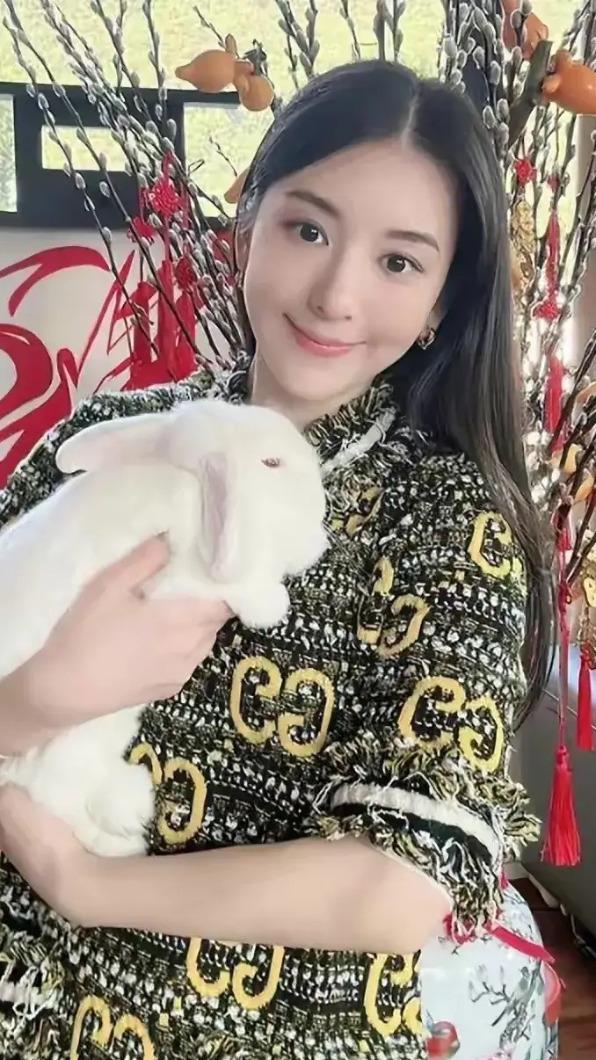 方媛過年上傳的影片肚子微凸,引網友猜測懷孕。(圖/翻攝自微博)