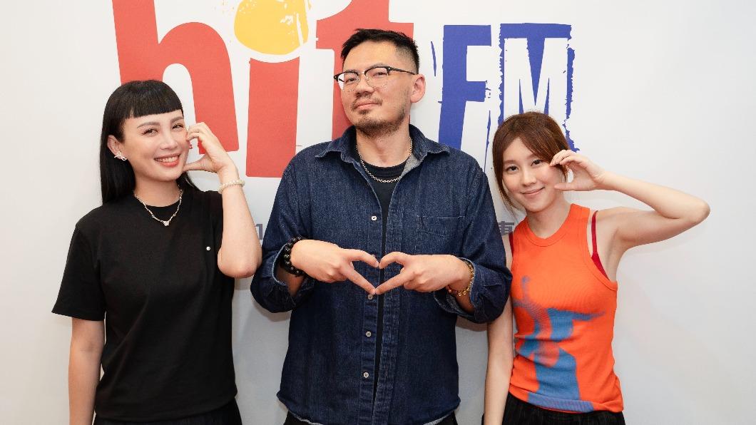 白安(右)不擅長寫曖昧情歌,讓魏如萱(左)虧說進展很快。(圖/Hit Fm聯播網提供)