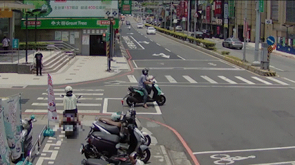 汽車禮讓闖紅燈行人遭追撞。(圖/TVBS)