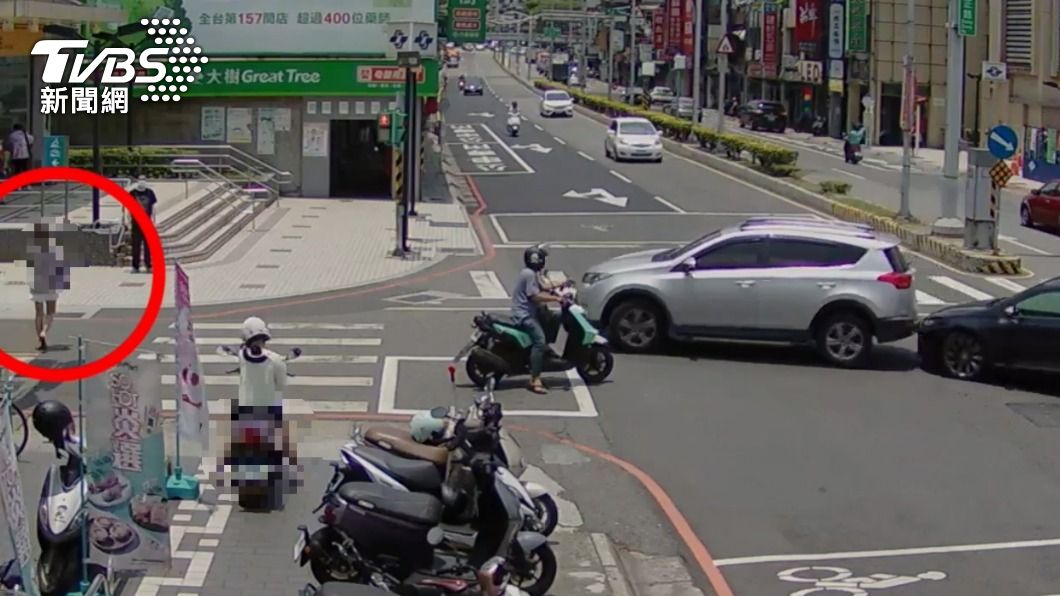 休旅車禮讓行人卻被追撞。(圖/TVBS)