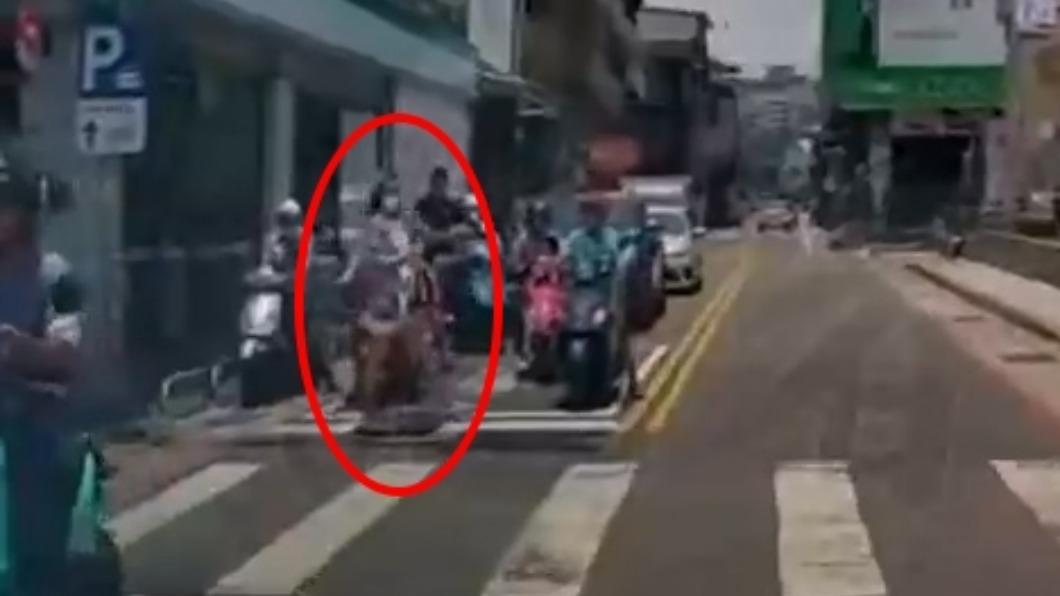 女子過馬路前還看向汽車。(圖/翻攝記者爆料網)