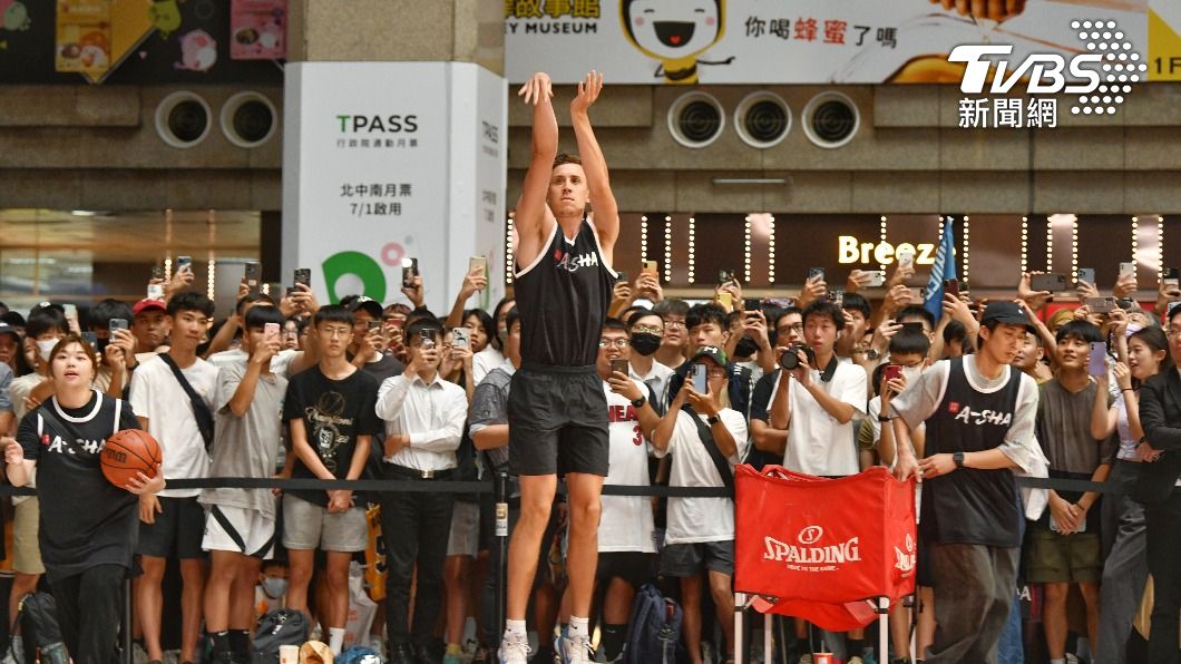 阿舍哥在台北車站大廳投三分。(圖/胡瑞麒攝)