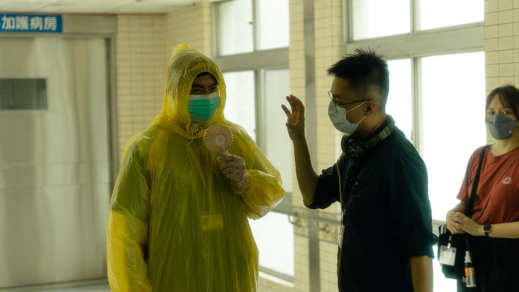 導演林君陽（右）與王柏傑在片場討論細節。（圖／Netflix提供）