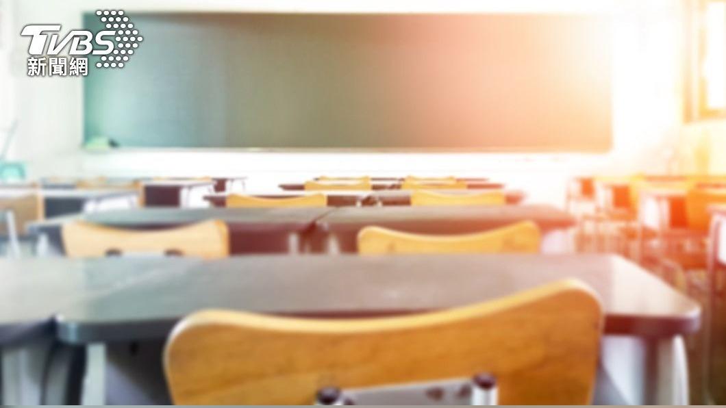 班主任要女孩將裙子放在地板上,然後命令女孩只穿內褲回到座位上繼續寫字母「T」,直到寫得好看,才能將裙子穿上。(示意圖/shutterstock達志影像)