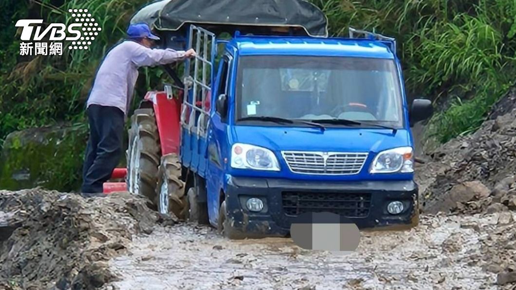 小心爛路!產業道路坍方 2車趕通過泥濘中「刁車」