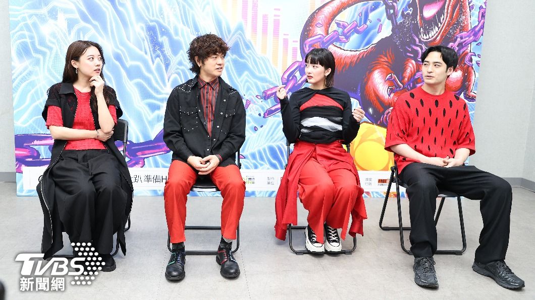 長屋晴子(右二)覺得小林壹誓(右一)、穴見真吾(左二)寫歌最快。(圖/張哲鳴攝)