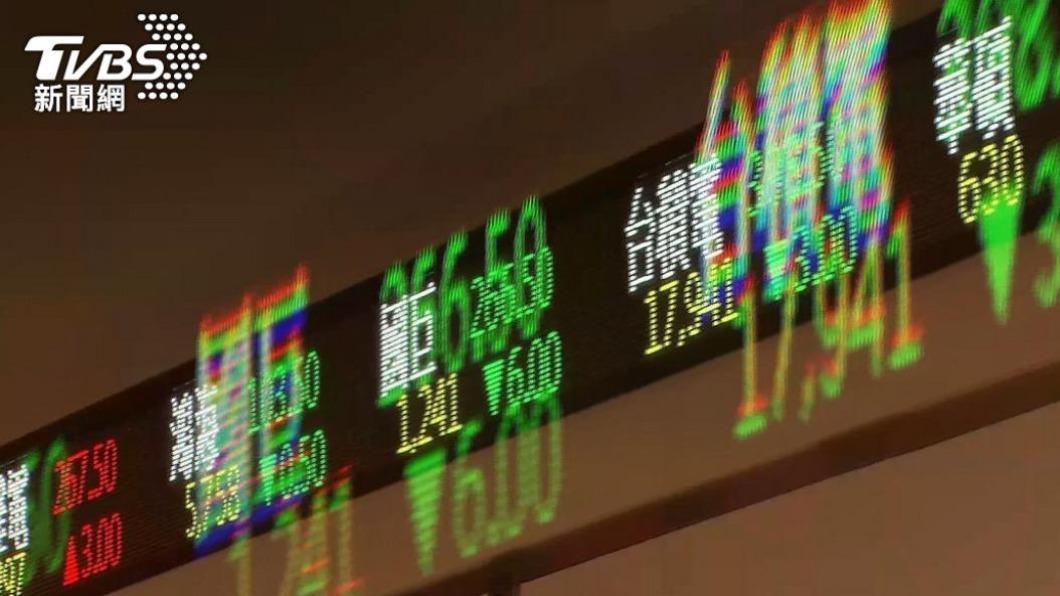 男友看了女友的股票APP後,態度立馬大轉變。(示意圖/TVBS資料畫面)