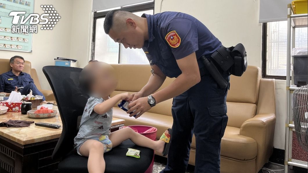 4歲尿布男童調皮翹家闖街頭 警察叔叔急帶回派出所照顧