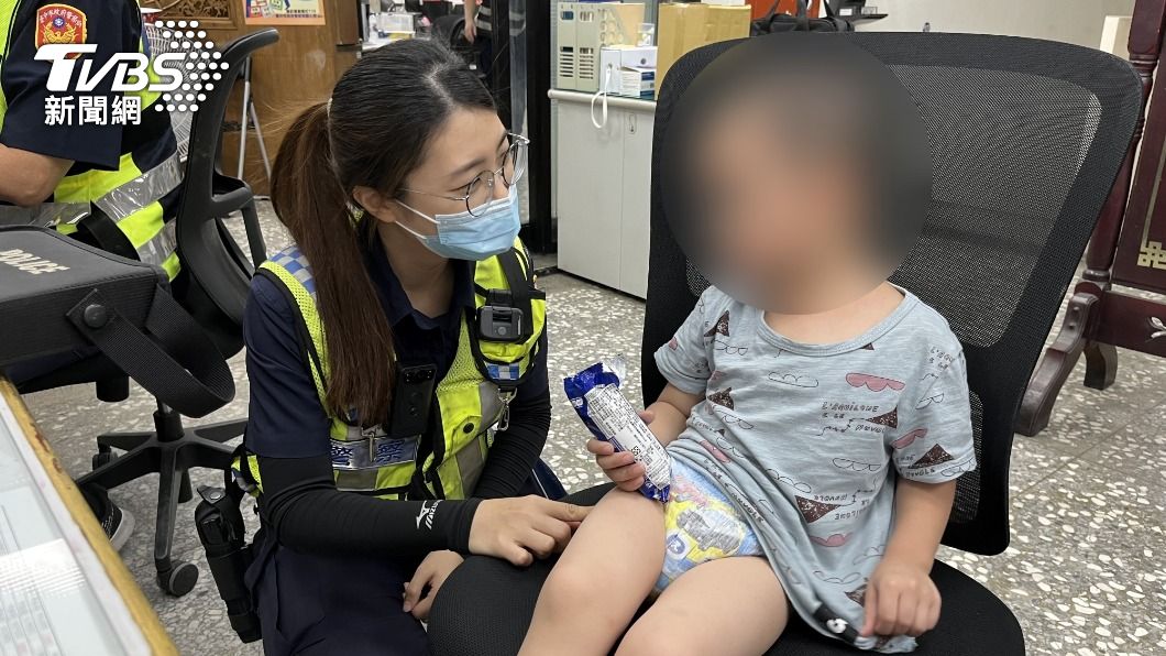 男童調獨自闖蕩街頭，員警將他帶回所內照顧。（圖／TVBS）