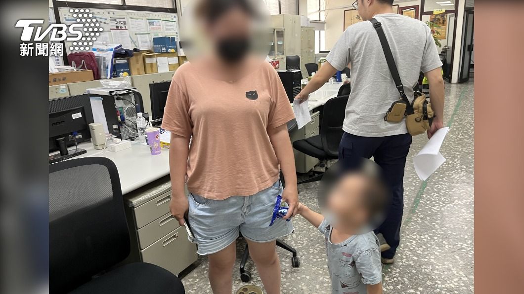 警方將男童帶回派出所照顧，並協助找到母親。（圖／TVBS）