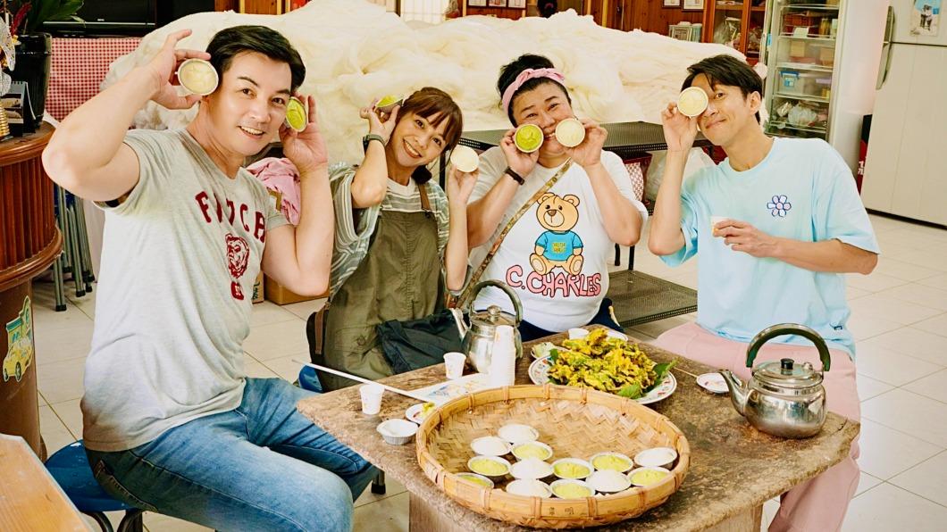 4人到生態農場品嚐桑葉點心及蠶沙茶。(圖/東森提供)