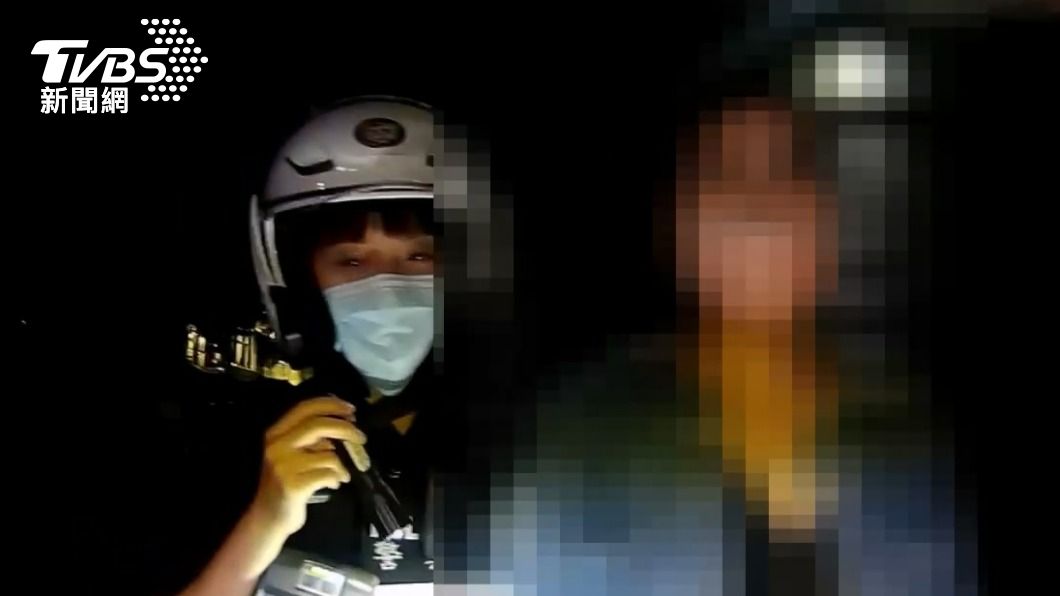 沒繫安全帶遭攔!長髮女「胸口凸凸」好尷尬 內衣再掏出兩包