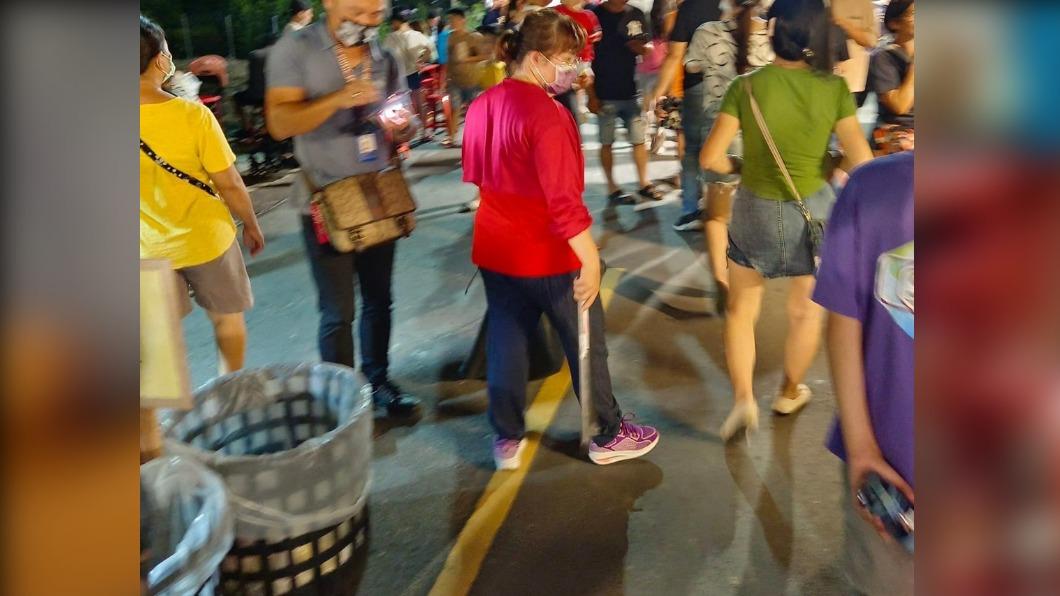 民眾注意到有清潔人員的協助。(圖/翻攝自屏東縣潮州鎮)