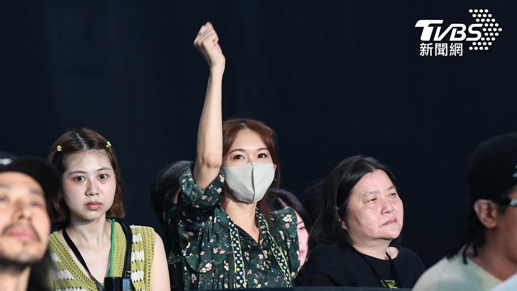 直擊/姐姐站起來!林志玲看AKIRA演出罕見嗨爆 親自為尪打分數
